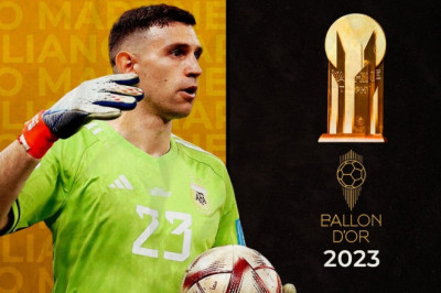 Congrats! Emiliano Martinez Raih Penghargaan Kiper Terbaik Dunia Yachine Trophy 2023