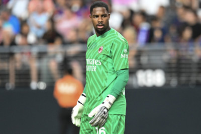 Onana Sering Blunder, Manchester United Kini Bidik Mike Maignan