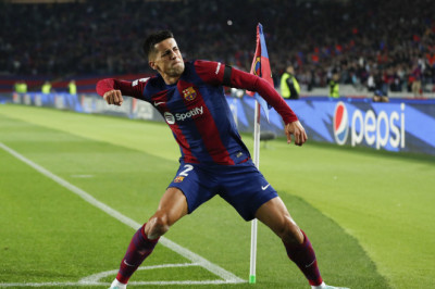 Nyaman di Barcelona, Joao Cancelo Isyaratkan Bertahan