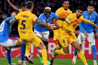 Berjalan Sengit, Laga Napoli vs Barcelona Berakhir Sama Kuat 1-1