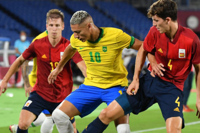 Siapa yang Akan Turun? Inilah Prediksi Line-up Spanyol vs Brasil
