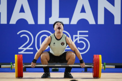 Sumbang Emas ke-58, Rahmat Erwin Abdullah Tak Terbendung di Cabor Angkat Besi SEA Games 2025