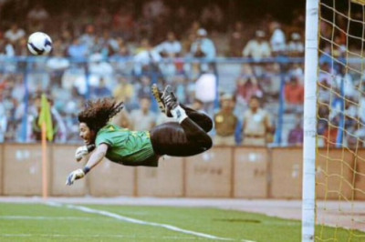 30 Tahun Berselang, Rene Higuita Masih Gila: Aksi Scorpion Kick Kembali Menggetarkan Stadion