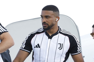 Barcelona Menyusun Daftar Tiga Bek yang Dipertimbangkan