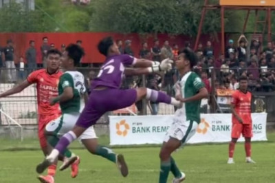 Detik-detik Mengerikan Tendangan Maut Kiper PSIR Rembang ke Dada Lawan di Liga 4