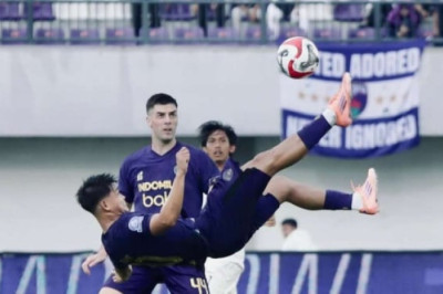 John Herdman Tantang Hokky Caraka