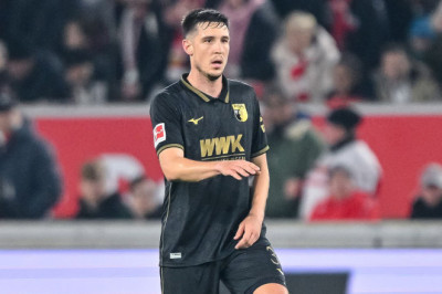 Pesan Keven Schlotterbeck Pada Augsburg: Bangga Boleh, Terlena Jangan