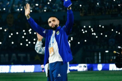 Kocak, Layvin Kurzawa Boncengan Motor Keliling Markas Persib Bandung
