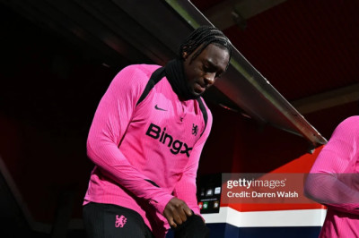 Crystal Palace Siap Saingi West Ham untuk Bek Chelsea, Axel Disasi