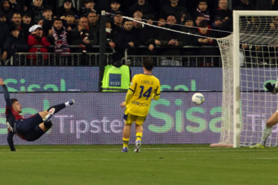 Serie A: Kilicsoy Bersinar, Cagliari Hancurkan Verona 4-0