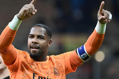 Mike Maignan Bertahan di AC Milan, Allegri pun Lega