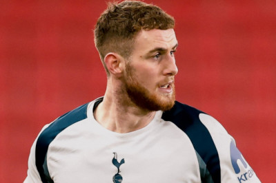 Tottenham Pinjamkan Alfie Dorrington ke Salford City