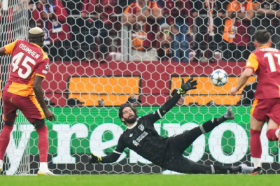 Galatasaray vs Liverpool: Okan Buruk Keluhkan Aturan Kartu UEFA