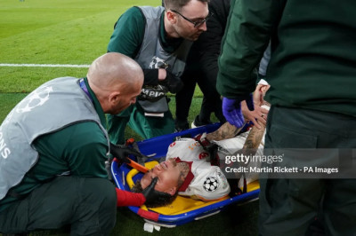 Victor Osimhen Cedera, Noa Lang Dilarikan ke RS Usai Dibantai Liverpool