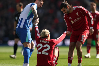 Krisis Liverpool: Ekitike Cedera, Striker Habis, Slot Pusing