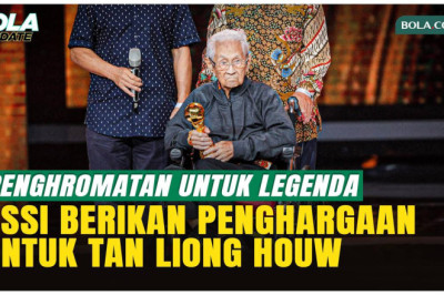 Penghormatan untuk Legenda! Tan Liong Houw Raih Penghargaan di PSSI Awards 2026