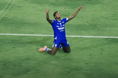 Gaya Unik Ramon Tanque Jadi Sorotan: Selebrasi Ala Goku hingga Sepatu Beda Warna Bikin Heboh