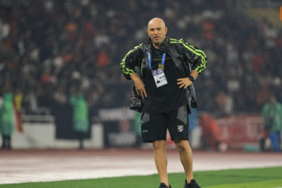 Badai Cedera Hantam Persebaya: Bernardo Tavares Dipaksa Putar Otak Jelang Derbi Suramadu