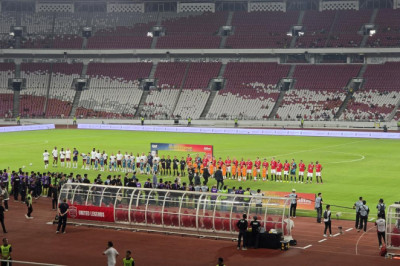 Legenda Arsenal Kalahkan Legenda Manchester United di GBK